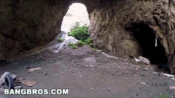 Milf peituda dando o cuzinho faminto na gruta no meio da trilha