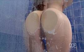 Malandra safadinha do sexotube fazendo sexo durante o banho