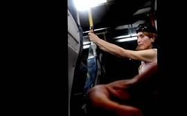 Tarado exibe o pau e deixa coroa molhadinha dentro do ônibus