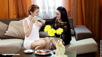 Bucta ruiva e morena ninfas lésbicas se chupando