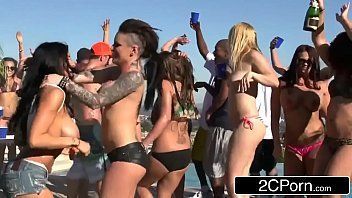 Boa foda em uma festa na piscina com muita bebida e sexo