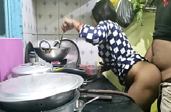 Cozinheira rabuda fodendo com patrão enquanto cozinha