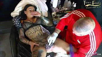 Mulheres tatuadas nas partes Intimas