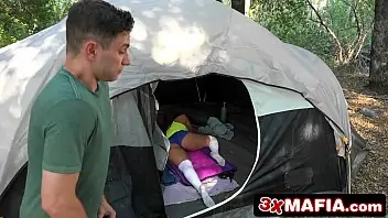 Sexo na cama e boquete na barraca do acampamento