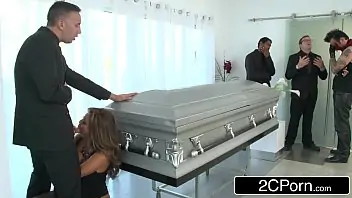 Xvidios gata madura chupa e fode no funeral do amigo