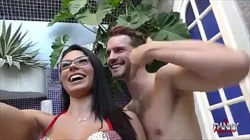 Puta brasileira de peitos grandes fode com garotão dotado no motel